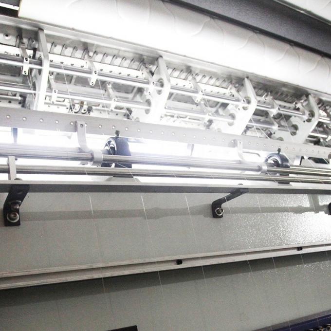 マットレスに使用するシャトルレス多頭部のキルトにする機械