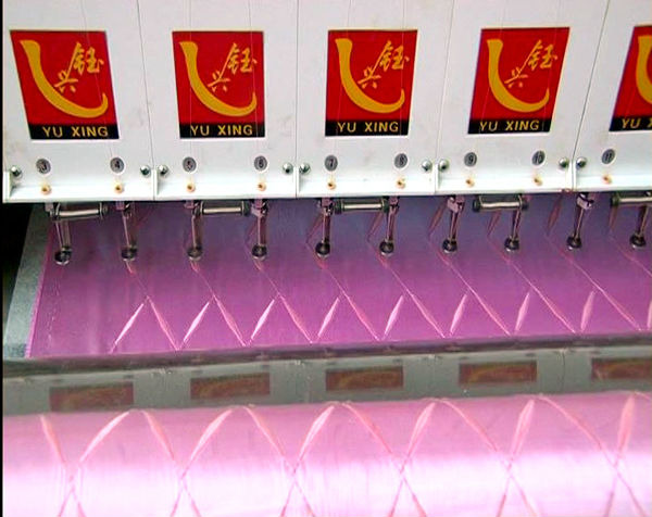 Yuxing製造業者は33の頭部ロックのステッチの販売のためのキルトにする刺繍機械を制御する